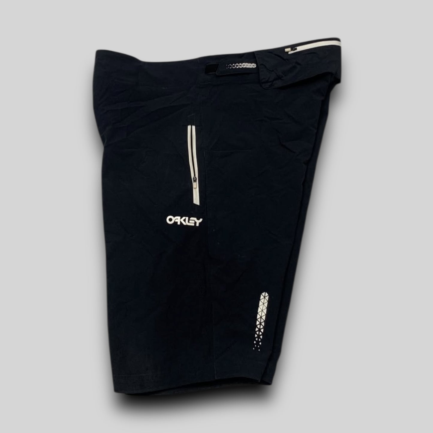 Bermuda Oakley ado